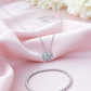 Collier trèfle et bracelet portés