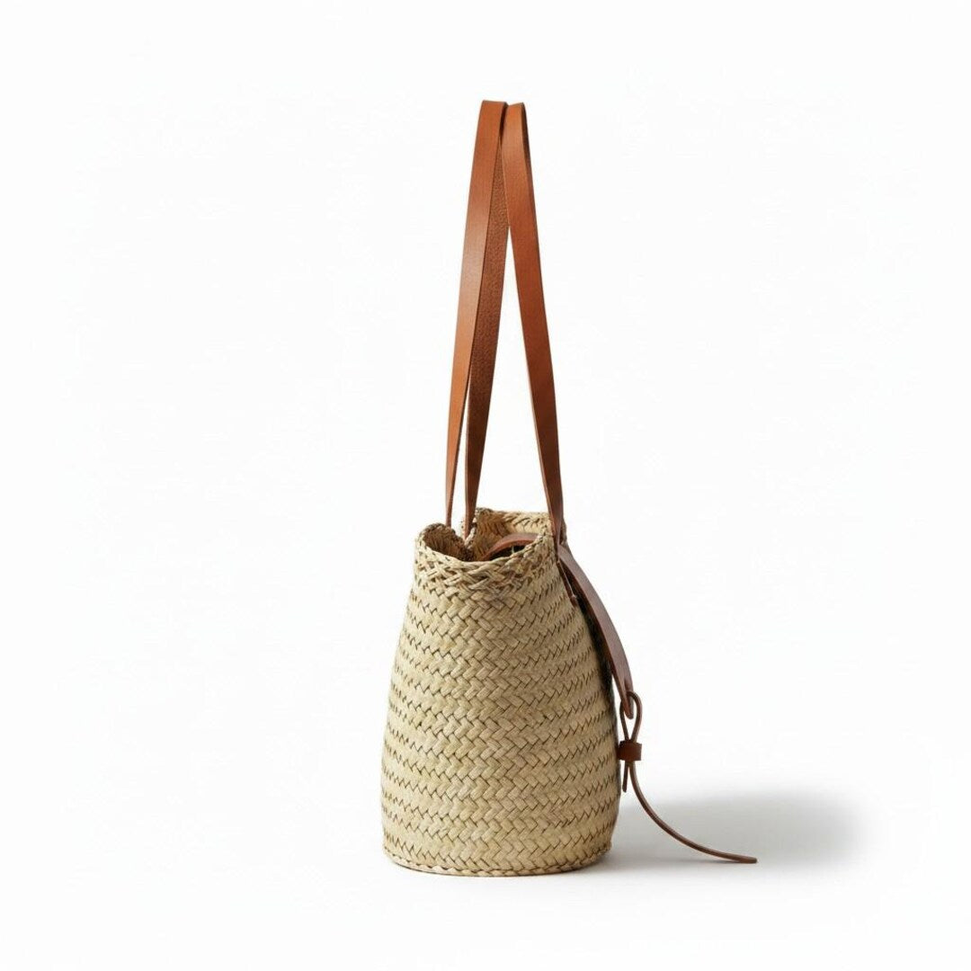 Sac seau en paille tressée avec bandoulières en cuir