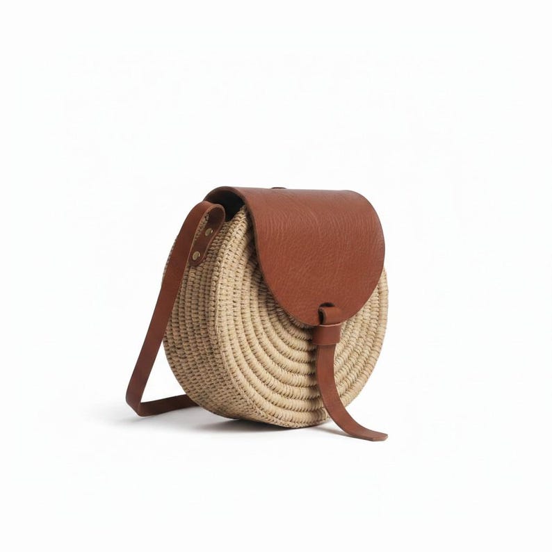 Sac bandoulière rond en paille avec rabat en cuir